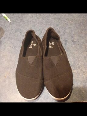 Kinetic black slip-on casual shoes